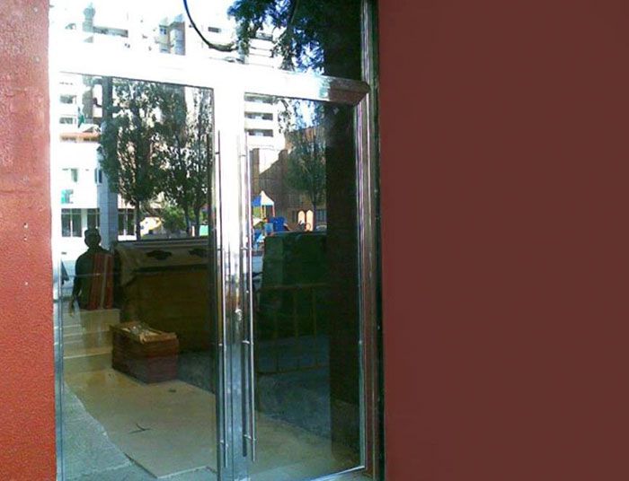 Portal de acero inoxidable para acceso a urbanizaciones